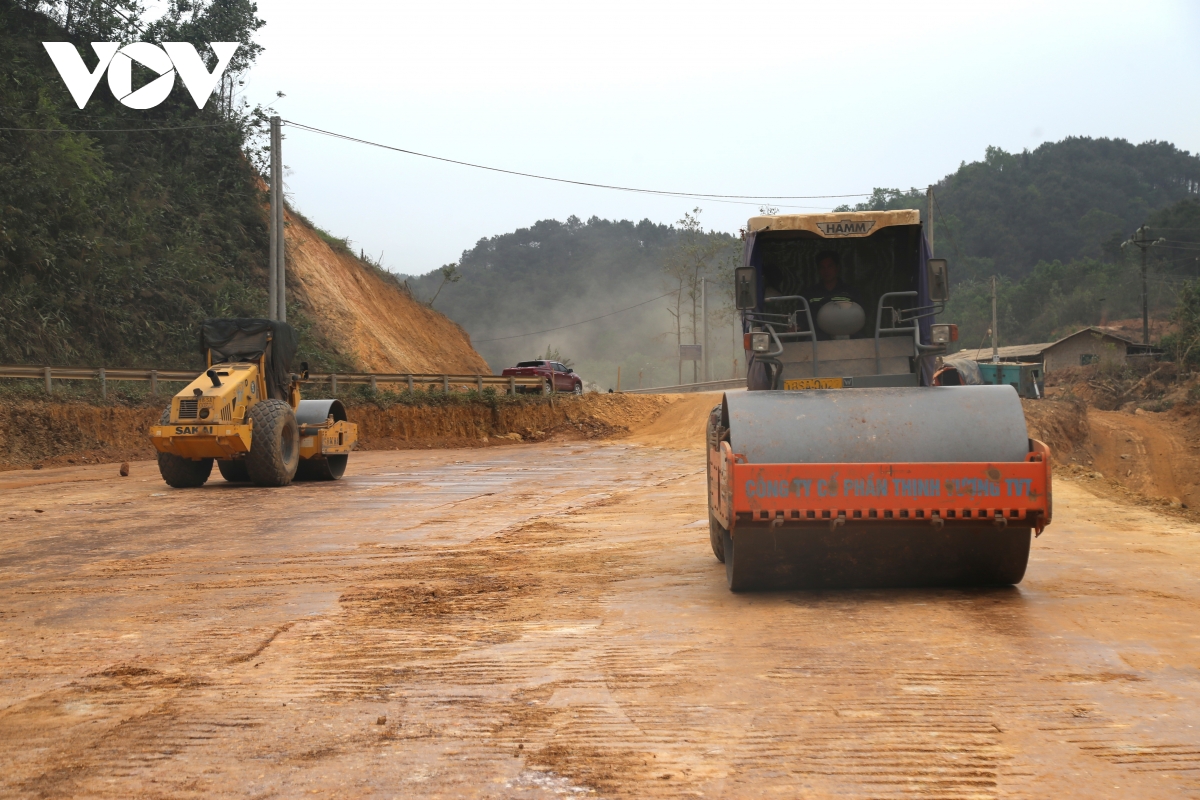 Đẩy nhanh tiến độ thi công dự án cải tạo, nâng cấp Quốc lộ 4B